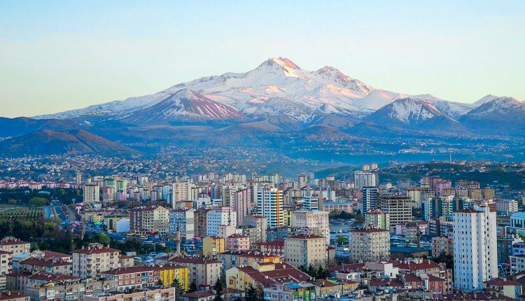 <p>KARAMAN:</p>
<p> </p>
<p> İlk ismi Laranda'dır. Selçuklu ve Osmanlılarda ki ismi Larende idi. Karamanoğullarının başkenti olduğundan buraya daha sonra Karaman adı verildi.</p>