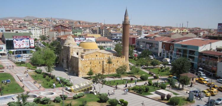 <p>KAYSERİ:</p>
<p> </p>
<p> Romalılar Mazaka adlı şehri alınca buraya Kaysarea adını verdiler. Yani İmparator şehri anlamına gelir. Daha sonra Kayseri olarak halk arasında yayıldı</p>
