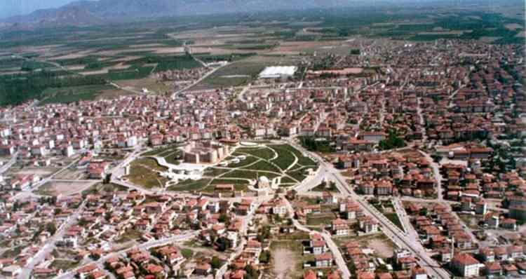 <p>YOZGAT:</p>

<p>Yozgat isminin kaynağına ilişkin değişik söylentiler vardır. yozgat sürü veya otlak kent anlamına gelir. bozok yaylası eskiden beri hayvancılığın gelişmesinde önemli yer tutmuştur.Yozkent, sürüleri bol olan şehir anlamına gelmektedir. daha sonra bu ismin yozgat olarak değişikliğe uğradığı ileri sürülmektedir.</p>

<p> </p>
