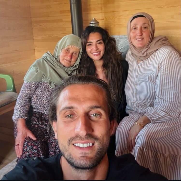 <p><strong>Türkiye'ye gelir gelmez Trabzon'a aile büyüklerini ziyarete giden Melisa Aslı Pamuk ve Yusuf Yazıcı sosyal medya hesaplarından yaptıkları paylaşımlarla dikkatleri üzerine toplamıştı. </strong></p>