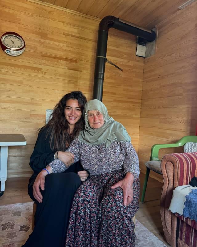 <p><strong>Gazeteci Birsen Altuntaş'ın haberine göre, ünlü oyuncunun bebek beklediği ve Trabzon'a da müjdeli haberi aileye yüz yüze vermek istediği için gittiği öğrenildi. </strong></p>
<p></p>