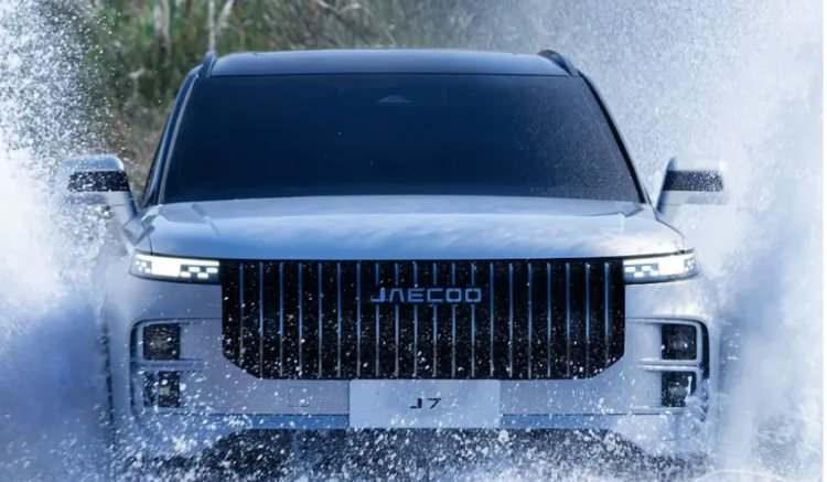 <p>Türkiye lansmanı kapsamında Chery çatısı altındaki JAECOO J7 için açıklanan resmi satış fiyatı 4×2 versiyon için 1 milyon 920 bin TL,<br />
<br />
4×4 versiyon içinse 2 milyon 90 bin TL oldu.</p>
