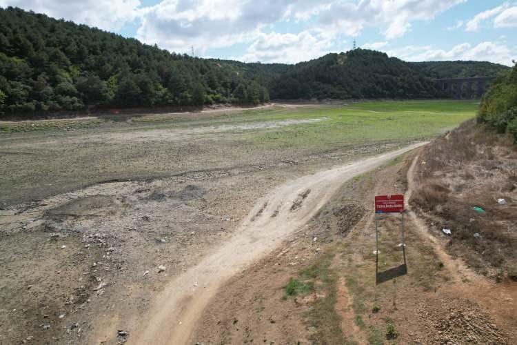 <p>İstanbul'a aşırı sıcaklar nedeniyle buharlaşmanın artması, yağışsız geçen günlerin ardından barajlardaki su seviyesi her geçen gün azalıyor.</p>
