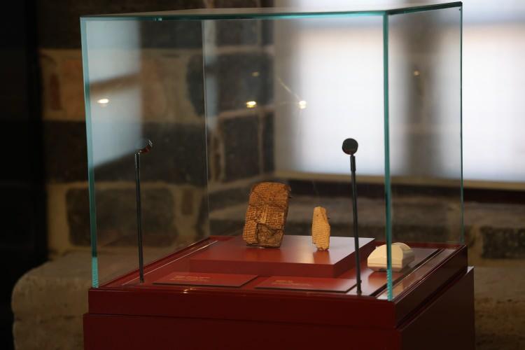 <p>Diyarbakır Müze Müdürü Müjdat Gizligöl, Kültür ve Turizm Bakanlığı'nın izinleri ile Müze Müdürlüğü Başkanlığında ve Devlet Su İşleri (DSİ) sponsorluğunda Ilısu Barajı kapsamında kurtarma kazısı gerçekleştirdiklerini söyledi. 2000 ile 2012 yılları arasında Dicle Nehri kenarında kurtarma kazası gerçekleştirdiklerini hatırlatan Gizligöl, Ziyaret Tepe'deki kazılarda çok önemli buluntuya rastladıklarını ifade etti.</p>
<p> </p>