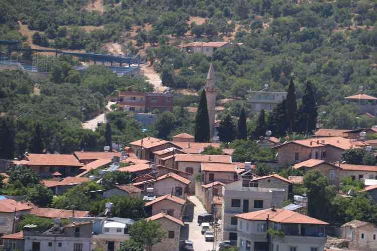 <p>Asrın felaketinin ardından binlerce insan evsiz kalınca bazıları şehir dışına bazıları da şehrin farklı ilçelerine taşındı. Asrın felaketinin ardından memleketini terk etmek istemeyen afetzede vatandaşlar, Antakya ilçesine 20 kilometre uzaklıkta bulunan Yayladağı ilçesi Şenköy Mahallesi'ne akın ettiler.</p>
