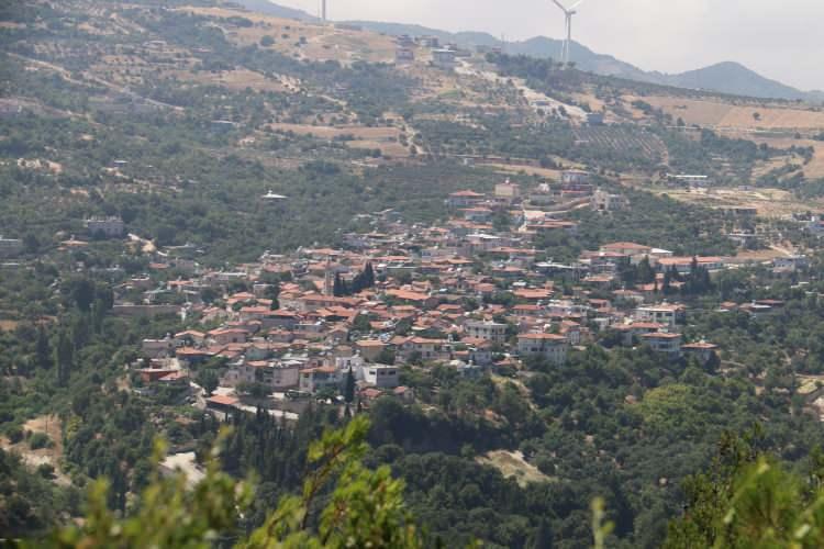 <p>Depremde mahalle bazlı olarak en çok kaybın olduğu Şenköy Mahallesi'nin deprem öncesi toplam nüfusu 800 iken şimdi ise göçlerle birlikte toplam nüfus 8 bine ulaştı. Yayladığı ilçesinin en kalabalık mahallesinin muhtarı olan Sait Döş,<em><strong> “İnşaatların da bitmesinin ardından bu yaz nüfusumuz 10 bini geçeceğini tahmin ediyorum”</strong></em> dedi.</p>