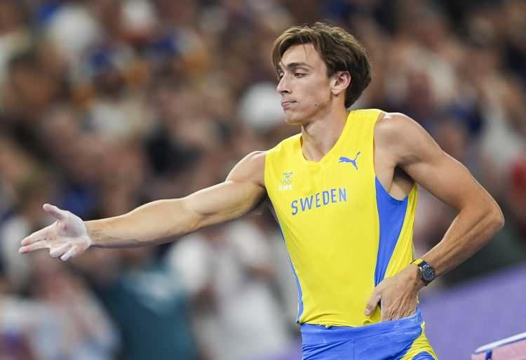 <p>Duplantis, 6.10 metrelik atlayışıyla olimpiyat rekoru kırarken 10 metre havalı tabanca karışık takım mücadelesinde gümüş madalya kazanan milli sporcumuz Yusuf Dikeç'in ikonikleşen eli cebinde atış pozunu verdi.</p>

<p> </p>
