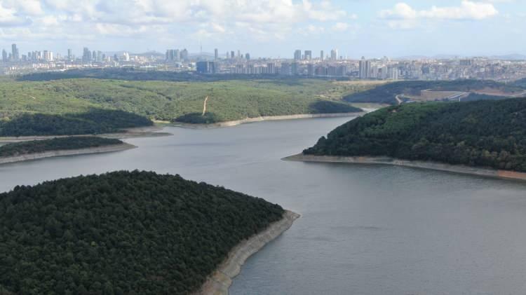 <p>Öte yandan baraj gölü havzasında suyun kurumasıyla ortaya çıkan zemininde çöplerle dolu olduğu görüldü. </p>
