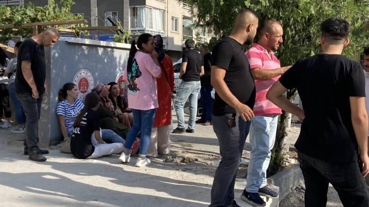<p>Bazı vatandaşlar, aldıkları haber dolayısıyla merkezin önünde fenalık geçirdi, baygınlık yaşadı. Göz yaşlarına boğulan kadınlar ise ağıt yaktı.</p>
<p> </p>