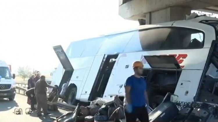 <p>Yengesi ve dayısının kızını kaybeden bir vatandaş ise açıklamasında, “Ben kendim olay esnasında oradaydım. Otobüsün arkasında arabamla seyahat ederken denk geldim. Ağrı arabası olduğu için bekledim yolda. Sonra vefat haberini duydum. Acı hepimizin acısı. Türkiye’nin acısı” ifadelerini kullandı.</p>
<p> </p>