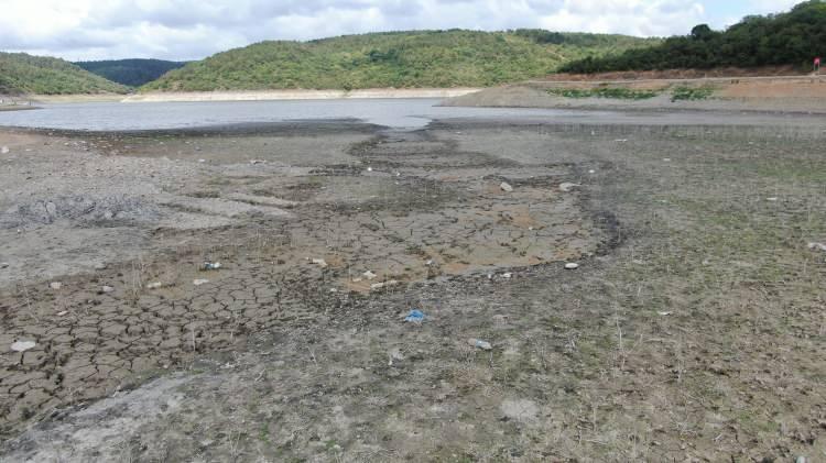 <p>Baraj gölünde daha önceden suyla dolu alanlar tamamen kurudu. Sertleşen toprakta artık araçlarla rahatlıkla ilerlenebiliyor. Ancak baraj gölündeki doluluk oranı bir yıl öncesine oranla yine de yüksek görülüyor. Bir yıl önce barajdaki doluluk oranı yüzde 12.01'e kadar gerilemişti.</p>
