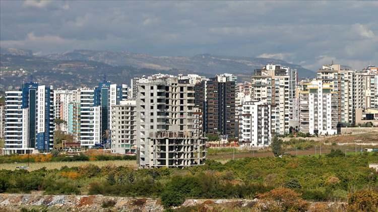 <p>Kendilerinin de mağdur olduğunu, kimi zaman alacakları komisyon ya da bedellerin yarı yarıya düştüğünü belirten Tükenmez,<em><strong> “Avukat, öğretmen, apartman görevlileri gibi çok sayıda meslek grubundan bu teklifleri alıyoruz. Zaman zaman kabul ediliyor ama bu doğru bir davranış değil. Bazen alacağımız bedelin yarısını isteyenler bile oluyor.”</strong></em> diye konuştu.</p>
