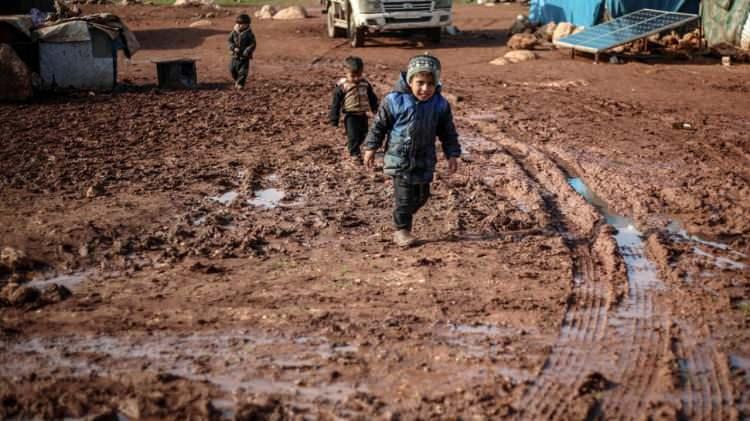 <p>Yerlikaya, göçe sebep olan tüm unsurları gidermeyle ilgili çalışmalar yaptıklarının altını çizerek, sınır güvenliğine yönelik Türkiye'nin yaptığı çalışmaların yer aldığı video üzerinden de bilgi verdi.</p>

<p>Sınırlarda sensörlü aydınlatma, asansör kuleler, zırhlı gözetleme aracı, optik kuleler ve termal kameralar olduğunu belirten Yerlikaya, 2023'ten bugüne sınırlardan girişi engellenen 202 bin 705 düzensiz göçmen olduğunu kaydetti.</p>
