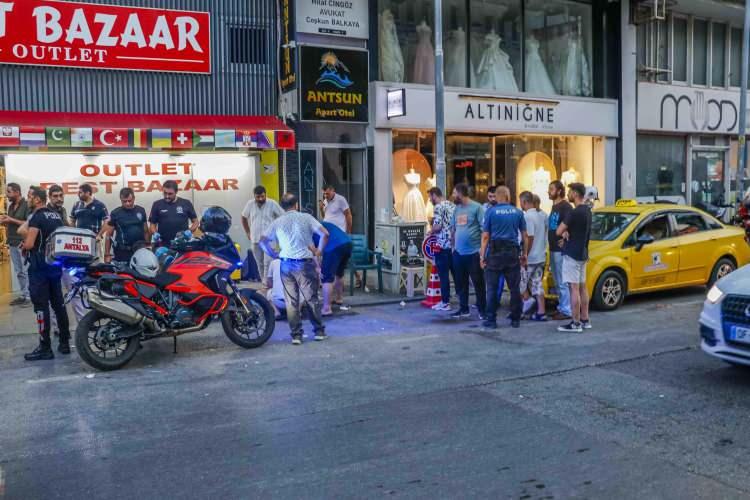 <p>Kavgayı görenlerin ihbarıyla bölgeye çok sayıda polis ve sağlık ekibi sevk edildi. Çok sayıda taksicinin karıştığı kavgada, darbedilen emekli polis memuru taksici Seyfi İzci, başından ve boynundan yaralandı. İzci Antalya Eğitim Araştırma Hastanesi'ne kaldırılırken, yaralanan 2 taksici de hastaneye götürüldü. Ekipler, olaya tanıklık eden taksicileri de ifadelerine başvurmak üzere polis merkezine götürdü.</p>

<p> </p>
