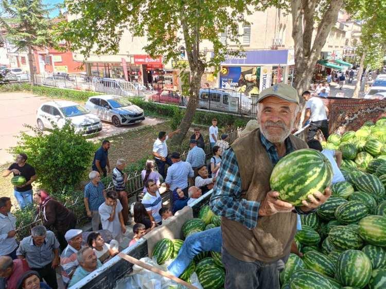 <p>Hiçbir beklentimiz yok. Tamamen hayır yapmak için dağıttık. Daha tarlada toplanacak 50 dönüm karpuzumuz var. Dokuzuncu ay gibi bir daha dağıtmayı düşünüyoruz. Alamayanlar yesin diye dağıttık” dedi.</p>