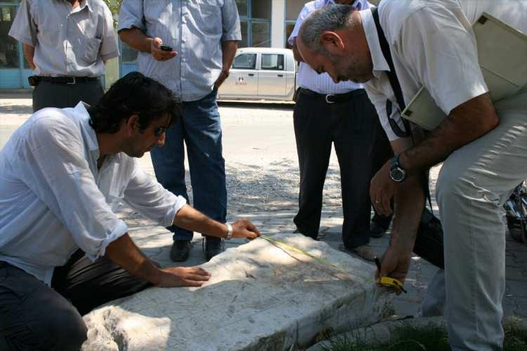 <p>Bu yazıt başta Parion olmak üzere bu bölgede kurulan kentlerin, kolonizasyon sürecinde Anadolulu yerel halkların aktif rol oynadığı ve sonrasında sentez bir kültürün bölgede hakim olabileceğini güçlü şekilde bizlere sunuyor. </p>
