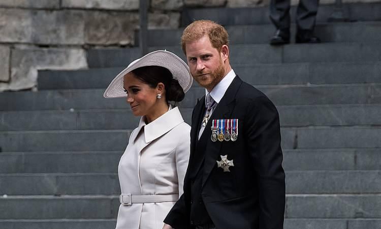 <p><strong>Son zamanlarda Galler Prensesi Kate Middleton'un sağlık durumuyla sık sık gündeme gelen İngiliz kraliyet ailesi bu kez ailenin en olaylı gelini olarak anılan Meghan Markle ile dikkatleri üzerine topladı. Meghan Markle ve Prens Harry aileden ayrıldıktan sonra en büyük ikinci röportajlarını gerçekleştirdi. Ünlü çift, İngiliz kraliyet ailesi hakkında da bomba gibi iddialarda bulundu.</strong></p>
