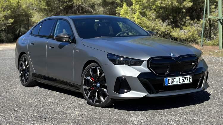 <p><strong>Dünyanın Lüks Otomobili Ödülü: BMW i5</strong></p>

<p> </p>

<p>Lüks otomobil denildiğinde akla ilk gelen markalardan biri olan BMW, kazandığı ödül ile de bu kimliğini destekledi. BMW’nin 5 Serisi araçlarından biri olan i5, Dünyanın Lüks Otomobili (World Luxury Car) Ödülü’nü kazandı. </p>
