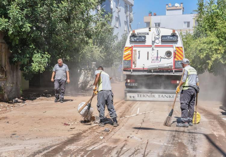 <p>Güneş ve Hüsnü Karakaş mahallelerinde çevreye yayılan kötü koku şikayeti üzerine Kepez Belediyesi ekiplerince çalışma yapıldı.</p>
