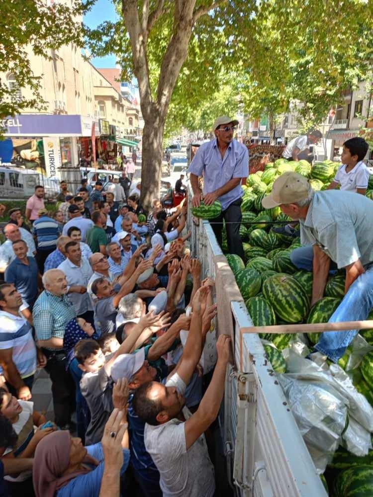 <p>Tokat'ta 150 dönüm arazide karpuz üreten Mehmet Kutsal, bir tır dolusu karpuzu Zile ilçe merkezi meydanında halka dağıttı.</p>