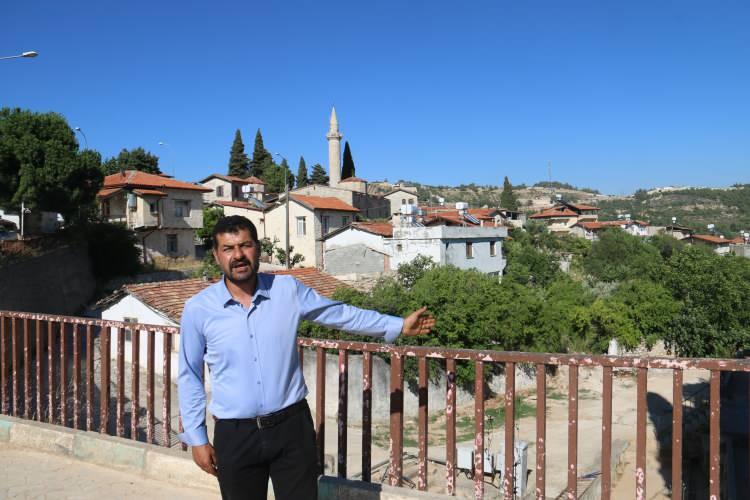 <p>Depremlerin ardından hızlı bir nüfus artışı olduğunu ifade eden Mahalle Muhtarı Sait Döş, <em><strong>“6 Şubat depremlerini Allah bir daha yaşatmasın. Bu süreçte köyümüz Antakya'da ağırlıklı ikamet eden ve mahalle bazında en çok şehidi veren Şenköy Mahallesiydi. Aynı zamanda da mahalle bazında en çok göçü alan mahallede Şenköy Mahallesiydi. Depremlerde 63 hasar alan evimiz var ve şu an yeniden yapılacak. Depremden önce 850 civarı nüfusumuz vardı. Deprem sonrası gelen köylülerimiz ve hemşerilerimiz yazlıklarına tekrar eve çevirenlerle beraber en son 7 bin 900 nüfusumuz var.</strong></em></p>