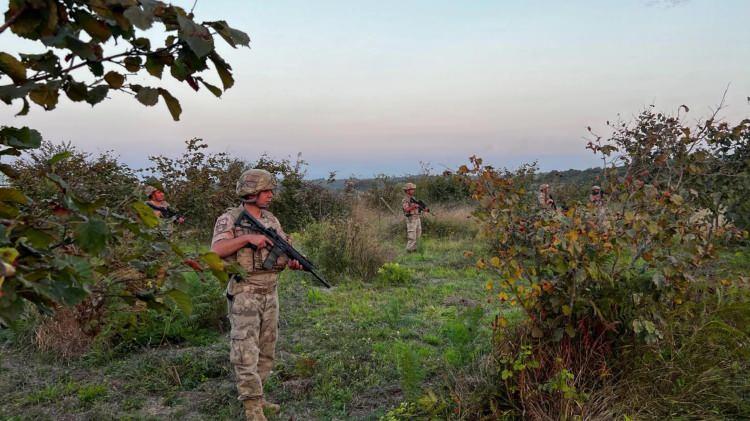 <p>Kocaeli'de hasat zamanı başlarken Kandıra ilçesinde kimliği belirsiz kişi veya kişiler üreticilerin tarlalarına girerek topladıkları fındıkları alarak kayıplara karışıyor.</p>
