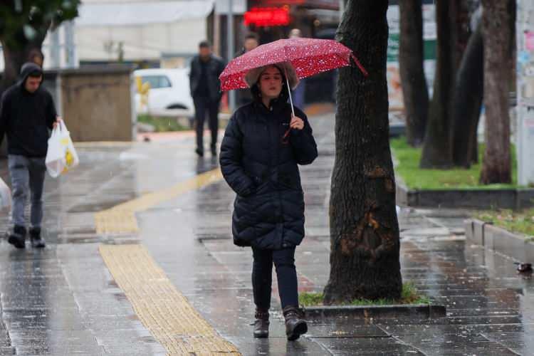 <div>Rüzgar, Marmara'nın güneyi ve Kuzey Ege kıyılarında kuzey yönlerden güçlü bir şekilde esecek (40-60 km/saat). </div>

<div> </div>
