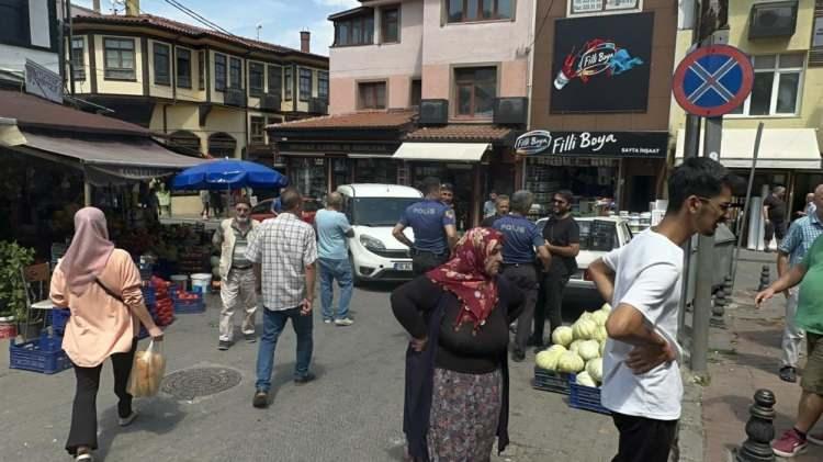 <p>Bursa'da seyyar satıcılar arasında çıkan kavgada silahlar konuştu. Ayağına mermi isabet eden adamı 2 numara büyük ayakkabısı kurtardı.</p>
