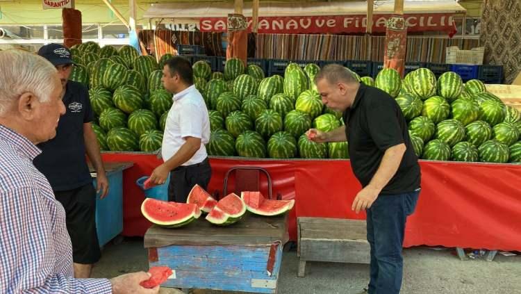 <p>17 tona yakın karpuz dağıttık. Biz de memnun olduk devamı da gelecek. Bu kadar talep göreceğini beklemiyorduk. Biz de heyecanlandık. Vatandaş da heyecanlandı. 45 dakikada 1 tır bitti. Bende aracı merkeze çektiğimde böyle talebin olacağını beklemiyorduk. </p>