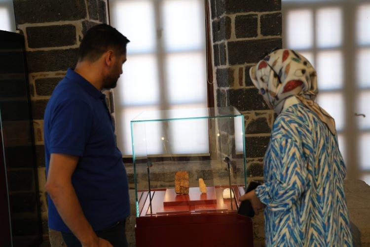 <p>Diyarbakır ve şehir dışından gelen vatandaşların da gelip bu tableti yerinde görmeleri gerektiğini dile getiren Gizligöl, "Asur tableti milattan önce 614 ile 611 yılları arasında tarihleniyor. Asur İmparatorluğu yıkılmadan önce yazılmış. 611 yılında da Asur İmparatorluğu yıkılıyor. Muhtemelen o zamanlarda saray tahrip edildi ya da yakıldı. Tablet de yanık ünitenin içerisinden çıkartıldı. Bulduğumuzda tek parça değildi. Parçaları birleştirdik, kısmen bazı eksik kısımları da kaldı. Çünkü sağ alt köşesinde bazı isimler yok. Belki o isimler bize çok önemli bir referans noktası olabilirdi" ifadelerini kullandı.</p>