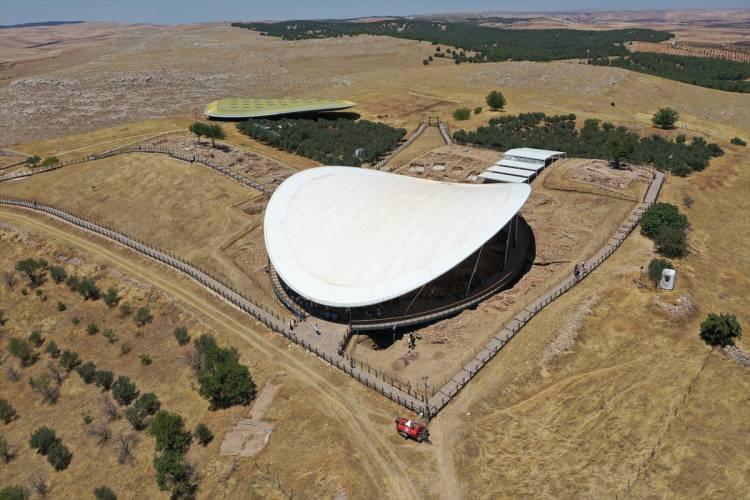 <p>Türkiye'deki gizemli Göbekli Tepe bölgesinde<strong> 12.000 yıllık bir taş sütuna kazınmış olan bu takvim,</strong> uzmanlara göre uygarlık zaman çizelgemizi yeniden yazabilir.</p>
