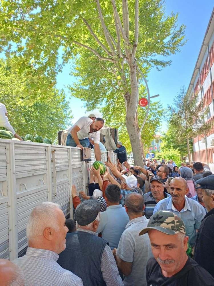 <p>Karpuz veriminin yüksek olmasından dolayı Eylül ayında yeniden karpuz dağıtımı yapacak.</p>