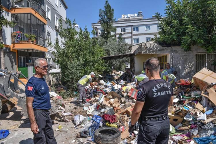 <p>İki evden toplam 12 kamyon atık tahliye edildi. Çöpten arındırılan evler ile bahçelerinde temizlik ve ilaçlama yapıldı.</p>

<p> </p>
