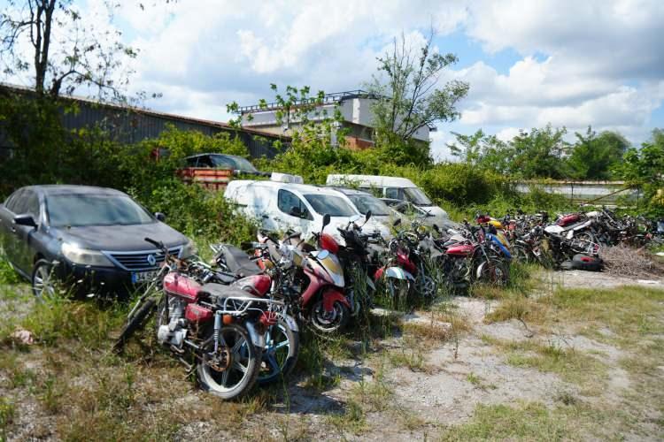 <p>Otoparkın işletmecisi Tayfun Bostan, yediemin otoparklarında yıllardır bekleyen araçların bulunduğuna dikkat çekerek, "Herkesin derdi aynı; gelen araçların çıkış yapmaması, burada kalması. Burada 10-15 yıldır bekleyen araçlar var.</p>
