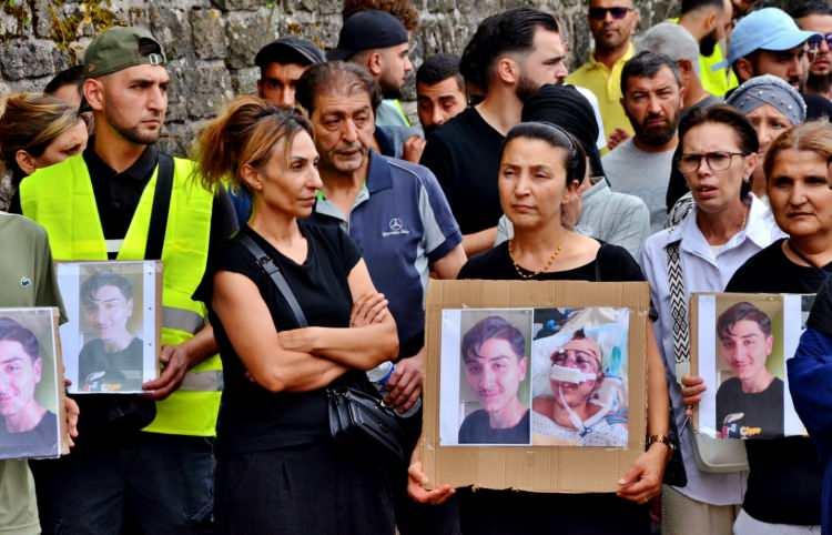 <p>Diğer Türk gencinin de saldırıda kafasında ve vücudunun çeşitli yerlerinde kırıklar oluştuğu ve yoğun bakımda tedavi altına alındığı bildirildi. </p>
