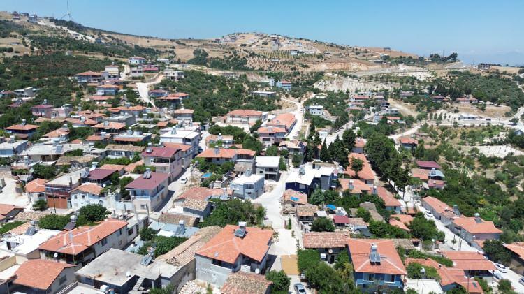 <p>Kahramanmaraş merkezli depremlerde en çok yıkıma uğrayan Hatay'da binlerce bina ve evler yerler bir olurken yaklaşık 25 bin insan hayatını kaybetmişti</p>