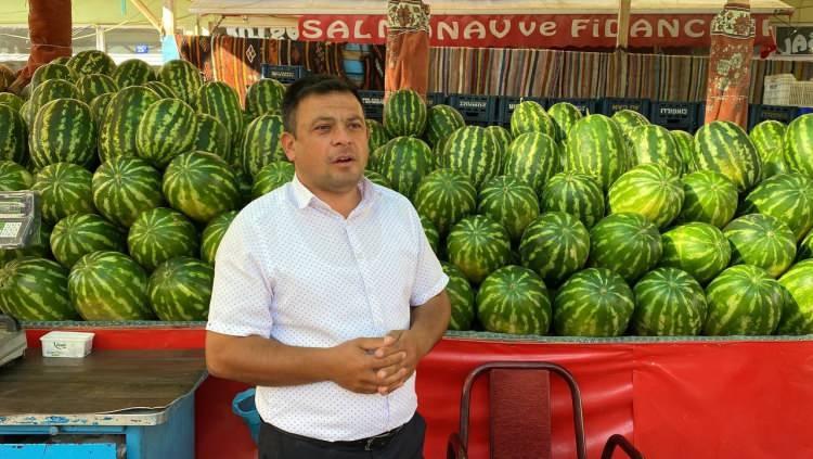 <p>Karpuz dağıtıldığını gören vatandaşlar tırın etrafını çevreledi. 45 dakikada 17 ton karpuz bitti. </p>