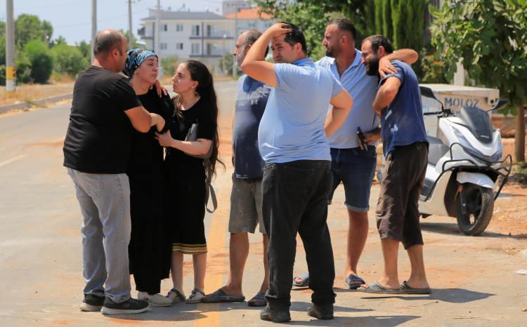 <p>Yaşı küçük olan araç sürücüsü O.S.T., polis ekipleri tarafından karakola götürüldü. Bu sırada olayı haber alarak kaza yerine gelen Sadi B.'nin yakınları sinir krizi geçirdi.</p>
