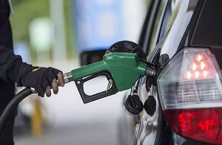 <p>Brent petrol fiyatları ve dövizdeki değişikliklerle birlikte vatandaşlar benzin ve motorin fiyatlarını takibe devam ediyor.<br />
 </p>
