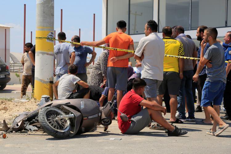 <p>Osman Gazi Caddesi'nden seyir halindeki Sadi B. (14) idaresindeki 07 SDL 05 plakalı motosiklet ile Ertuğrul Gazi Caddesi yönünden gelen ve ehliyeti olmadığı öğrenilen 17 yaşındaki O.S.T.'nin kullandığı 07 ZD 901 plakalı Volkswagen marka hafif ticari araç çarpıştı.</p>
