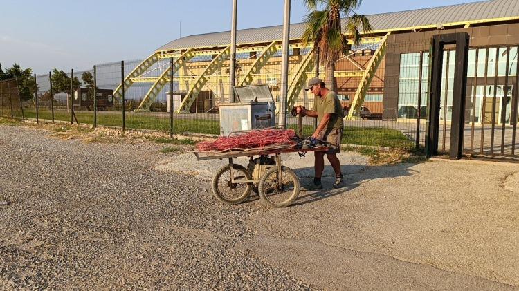 <p>Çeşitli suçlardan aranması bulunan kişilerin yakalanmasına yönelik çalışmalar yapan Manavgat İlçe Jandarma Komutanlığı Jandarmanın Dedektifleri JASAT ekipleri, kum mevkiindeki Manavgat Stadı çevresinde devriye görevi yaptığı sırada 3 tekerlekli araba ile hurdacılık yapan bir şahsı şüphe üzerine durdurarak kimlik sorgulaması yaptı. Üzerinde kimlik bulunmayan şahsın beyanı doğrultusunda yapılan detaylı incelemede adının Kemal Demir olduğu belirlendi.</p>

<p> </p>
