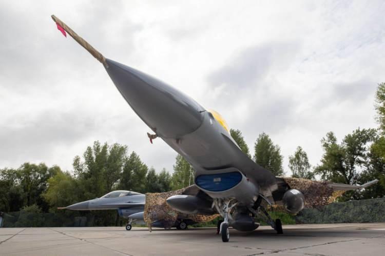 <p>Zelenskiy, sosyal medya hesabından yaptığı paylaşımda, "F-16'lar Ukrayna'da. Biz bunu sağladık. Bu uçaklarda uzmanlaşan ve onları ülkemiz için kullanmaya başlayan arkadaşlarımızla gurur duyuyorum. Bu sonuç için ekibimize teşekkür ederim. F-16'lar konusunda gerçekten yardımcı olan tüm ortaklarımıza, uçak talebimizi ilk kabul eden ülkeler Danimarka, Hollanda ve ABD'ye minnettarım." ifadesini kullandı.</p>
<p> </p>