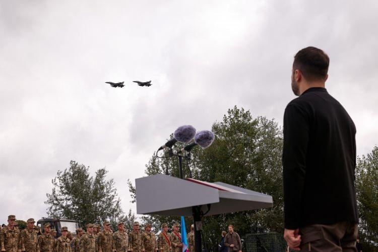 <p>Zelenskiy'in paylaştığı görüntüde, F-16'ların önünde düzenlenen bir programa katılması, F-16'ların havalandığı anlar ve uçuşları yer aldı.</p>
<p> </p>
