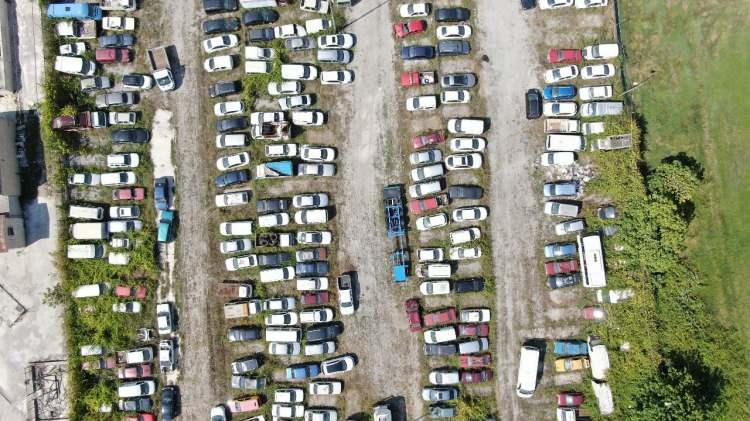 <p>Kocaeli'de trafikten men edilen, icra yoluyla yakalanan, sigortasız, kaçakçılık veya narkotiğin ele geçirdiği herhangi bir ceza sebebiyle yediemin otoparkına çekilen araçlar, yıllardır çürümeye yüz tutmuş halde bekliyor. </p>
