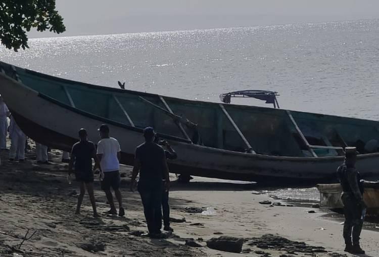 <p>Teknede iskeletlerin yanı sıra cep telefonları, sırt çantaları ile Senegal ve Moritanya vatandaşlarına ait kimlik belgelerinin de bulunduğu aktarıldı. Ayrıca bir sırt çantasında 12 paket kokain ya da eroine benzeyen bir madde tespit edildiği ve bu maddelere de tam olarak ne olduklarının belirlenmesi için daha detaylı analizler yapılmak üzere el konuldu. </p>
