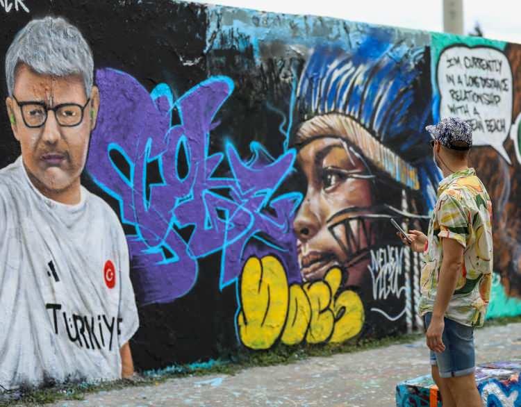 <p>Yusuf Dikeç pozu dünyada etkisini göstermeye devam ediyor. </p>