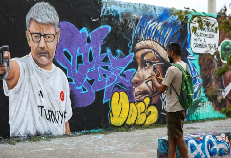 <p>Dominikli grafiti sanatçısı Jesus Cruz Artiles çok konuşulan Dikeç pozunun grafitisini yaptı.</p>