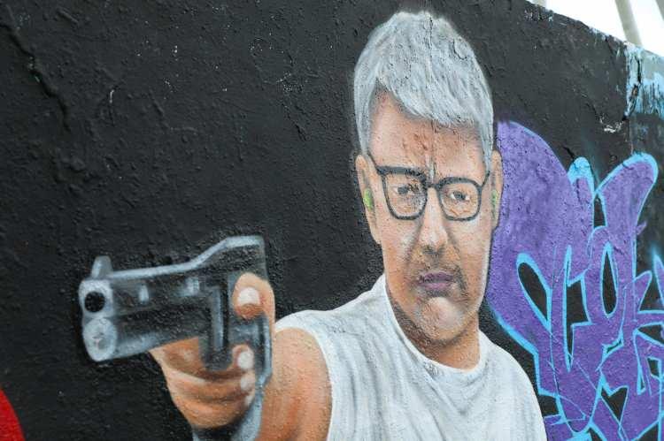 <p>Parka gelen vatandaşlar, Dikeç'in grafitisi ile hatıra fotoğrafı çektirdi. </p>