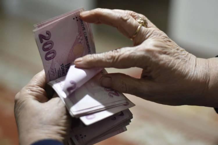 <p>Banka tarafından yapılan açıklamaya göre Ek Ödül Taahhütnamesinin imzalanması sonrasındaki 60 gün içerisinde iki yeni fatura ödeme talimatı verilmesi durumunda maaş baremine bağımsız 1.500 TL ek nakit ödül ödeniyor.</p>
<p>Ek Ödül Taahhütnamesinin imzalanması sonrasındaki 60 gün içerisinde asıl bireysel kredi kartları ile toplamda 1.000 TL harcama yapılması durumunda, maaş baremine bağımsız 1.000 TL ek ödül ödeniyor.</p>
<p> </p>