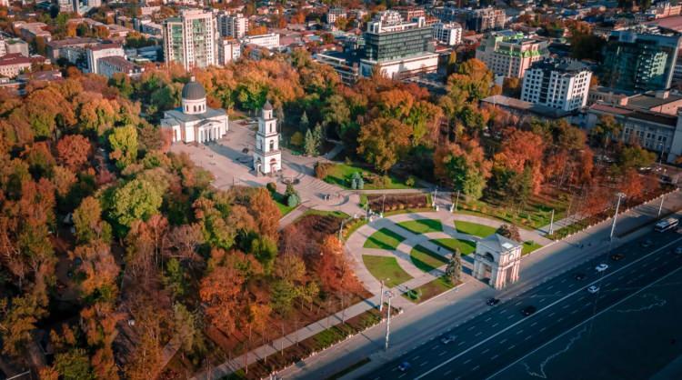 <p><span style="color:#B22222"><strong>28. Moldova</strong></span></p>
<p><em>Yıllık ücretli tatil günü: 39</em></p>
<p>Doğu Avrupa'daki Moldova'da çalışanlar yılda 39 gün ücretli tatil alıyor ve bu da onu yılda ortalama tatil günlerinin en yüksek olduğu ülkelerden biri yapıyor. Moldova'nın iş kanununa göre, işçiler izin günlerini yıl boyunca bölme ve kullanma esnekliğine sahip olmalarına rağmen, en az iki haftalık bir tatil yapmalıdır.</p>